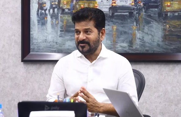 ‘ఇందిరమ్మ చీరలకు బ్రాండ్ అంబాసిడర్లు వాళ్లే’