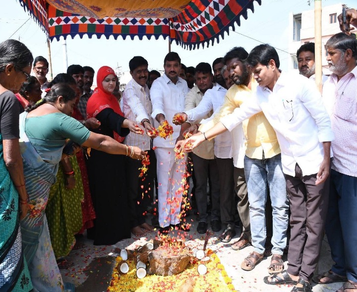 సీసీ రోడ్లు, డ్రెయినేజ్ నిర్మాణాలకు ఎమ్మెల్యే శంకుస్థాపన