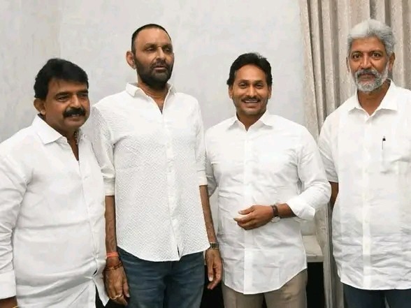 మాజీ సీఎం జగన్‌తో మాజీ మంత్రులు భేటీ
