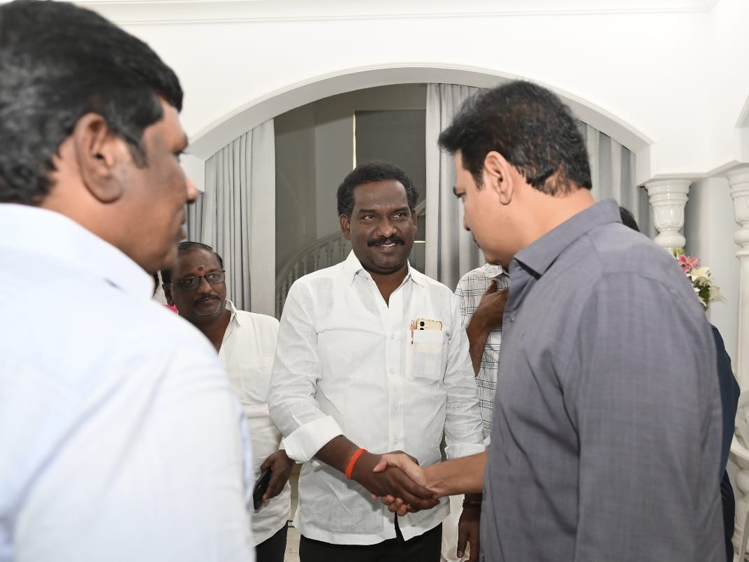 స్థానిక సంస్థల ఎన్నికలపై కేటీఆర్‌తో  చర్చ