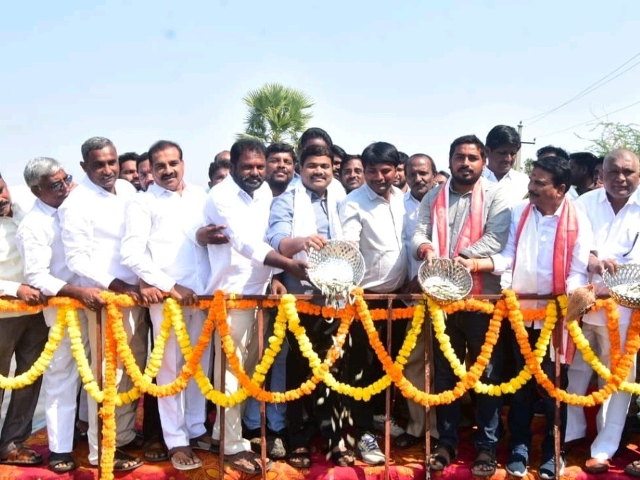 చేప పిల్లలు పంపిణీ చేసిన ఎమ్మెల్యే