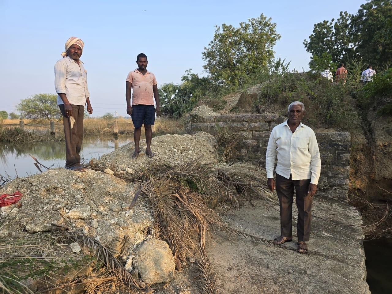 రాజకీయాలు మానాలని రైతుల హితవు