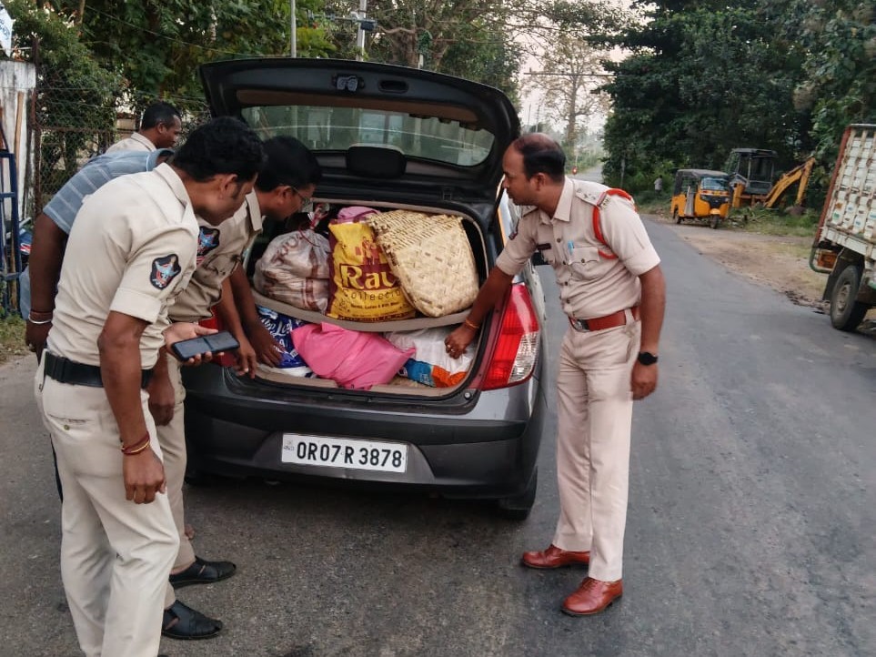 అంతర్రాష్ట్ర రహదారిపై వాహన తనిఖీలు