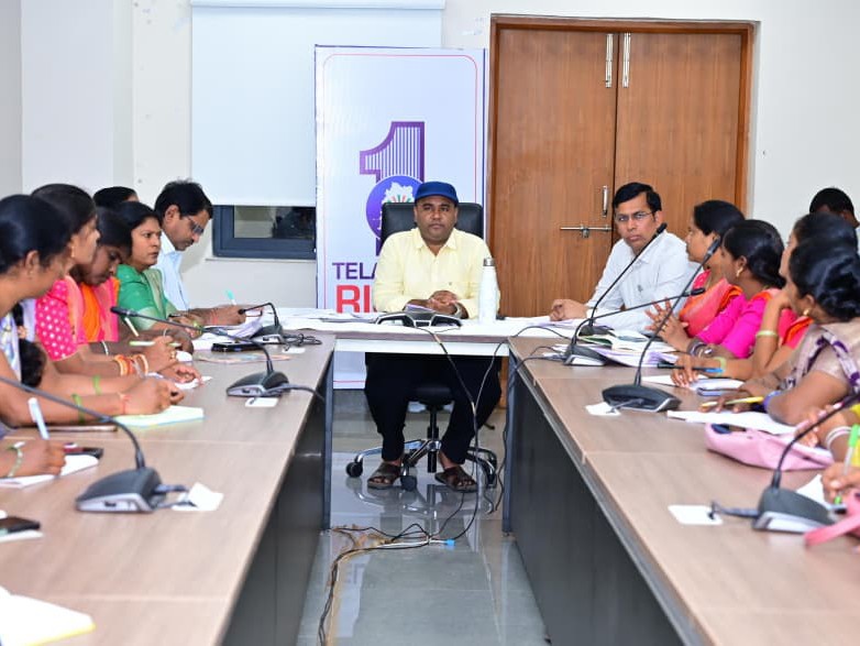 ఇందిరమ్మ చీరల పంపిణీపై కలెక్టర్ సమీక్ష