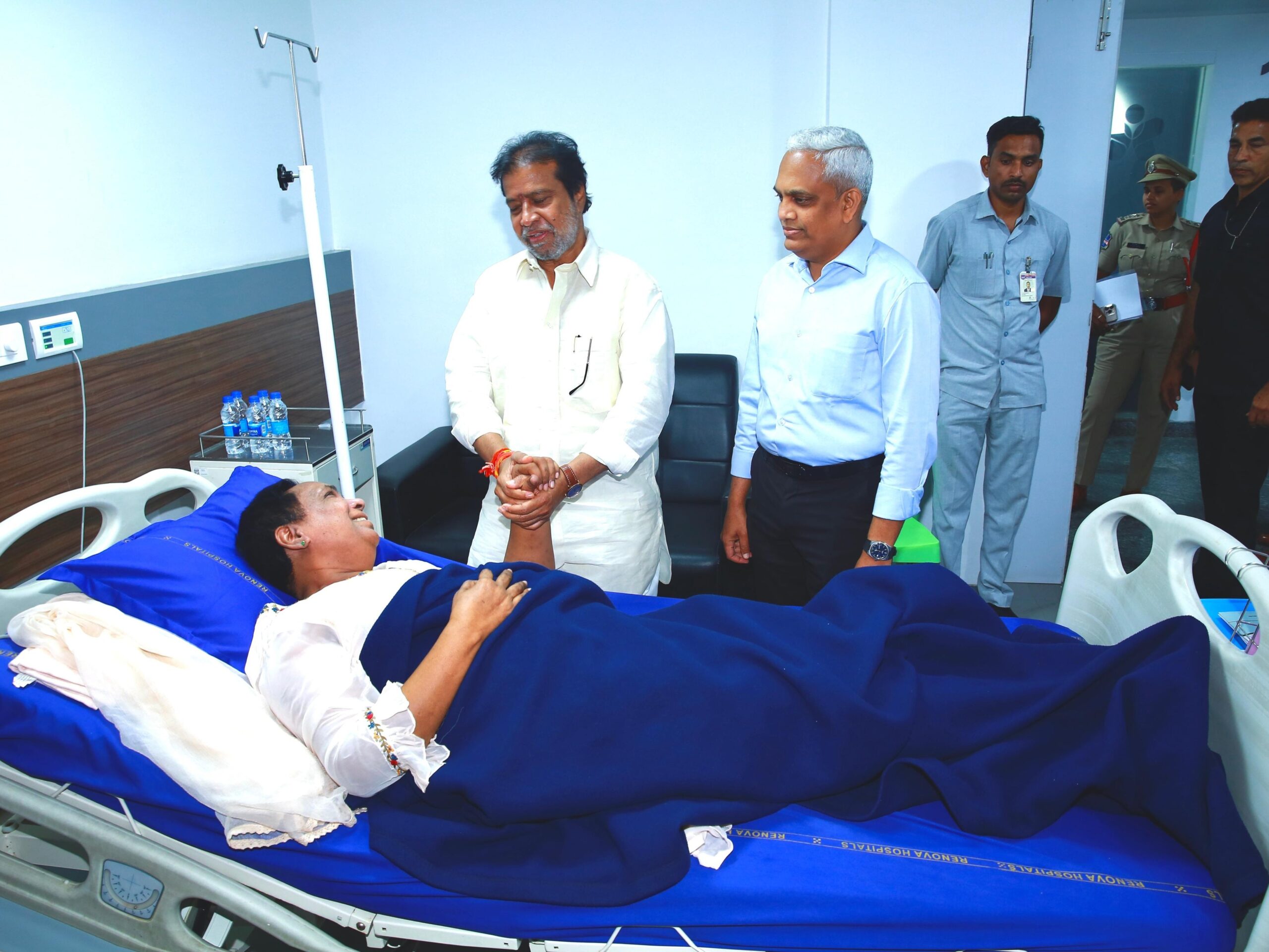 మాజీ ఎమ్మెల్యేను పరామర్శించిన మంత్రి