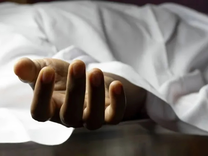 లిఫ్ట్ డోర్‌లో ఇరుక్కుపోయి బాలుడు మృతి