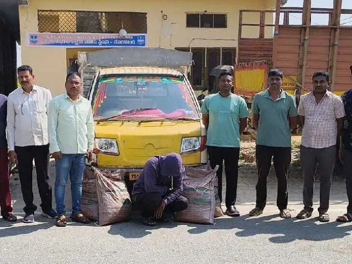 చెన్నారం గేటు వద్ద బెల్ల, పటిక సీజ్