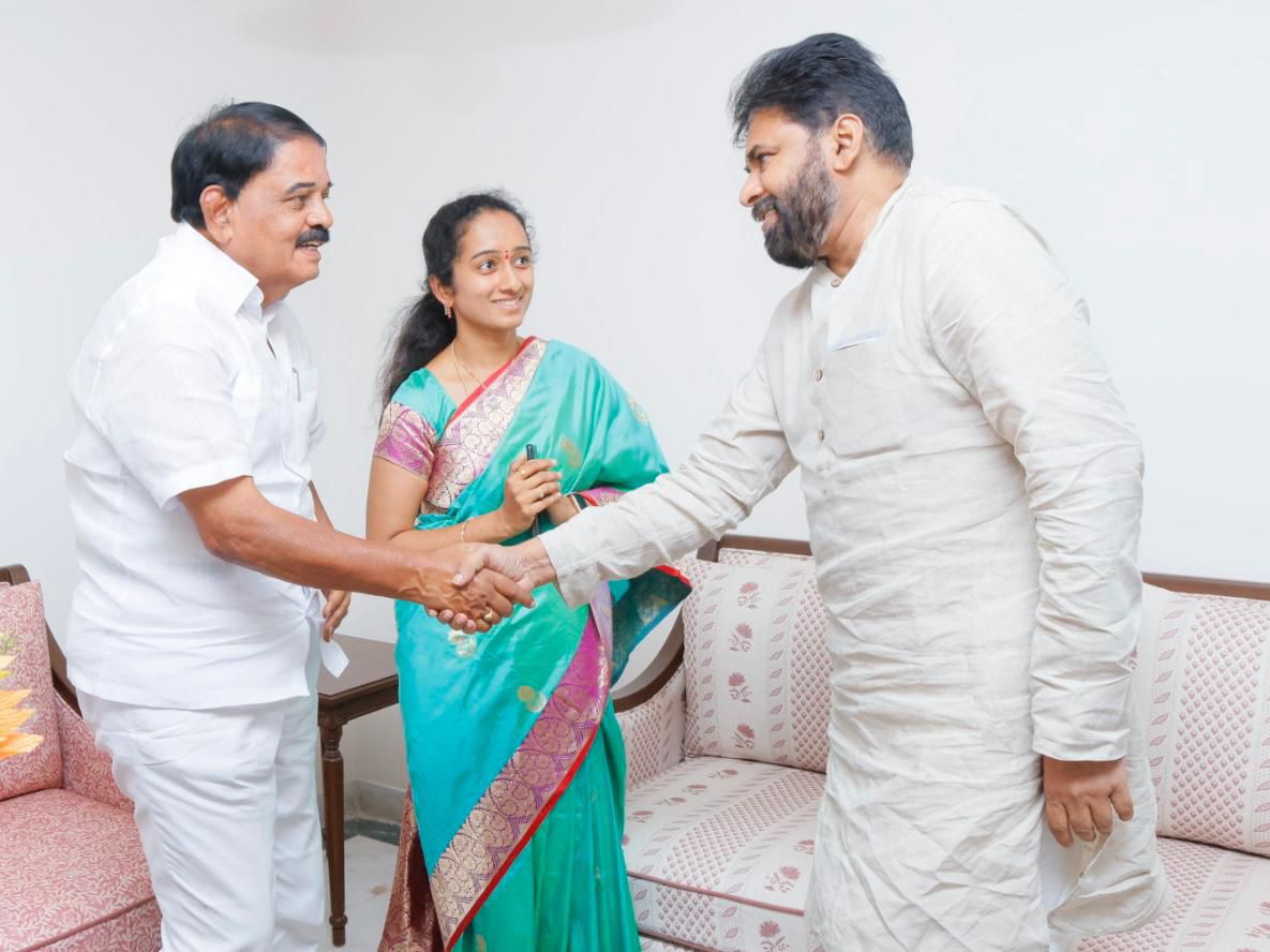 పవన్ కళ్యాణ్‌ను ఆహ్వానించిన ఎమ్మెల్యే