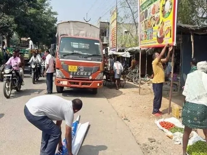ట్రాఫిక్‌కు అంతరాయం కలిగించే ఫ్లెక్సీల తొలగింపు