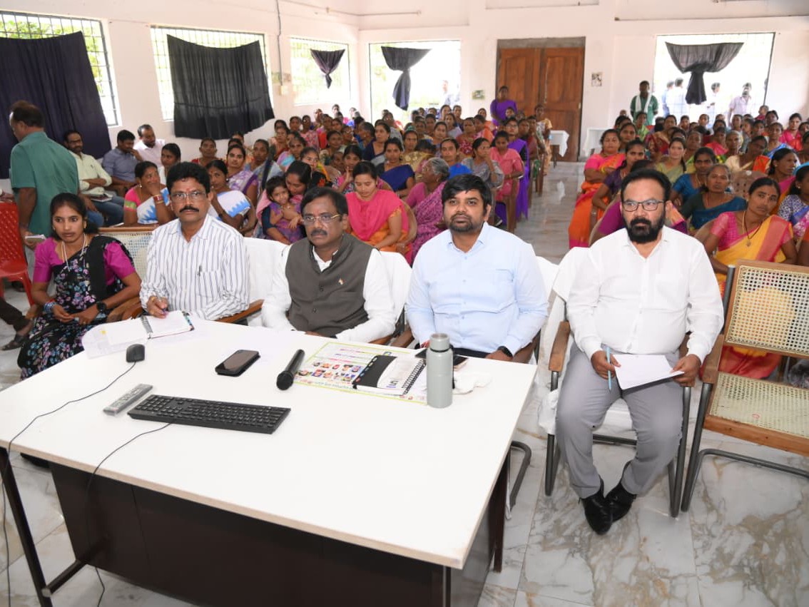 ‘చీరలు ప్రతి మహిళకు అందేలా చూడాలి’