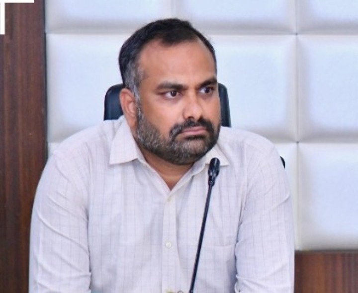 ట్రేడ్ లైసెన్సులు తీసుకోవాలి: GHMC కమిషనర్