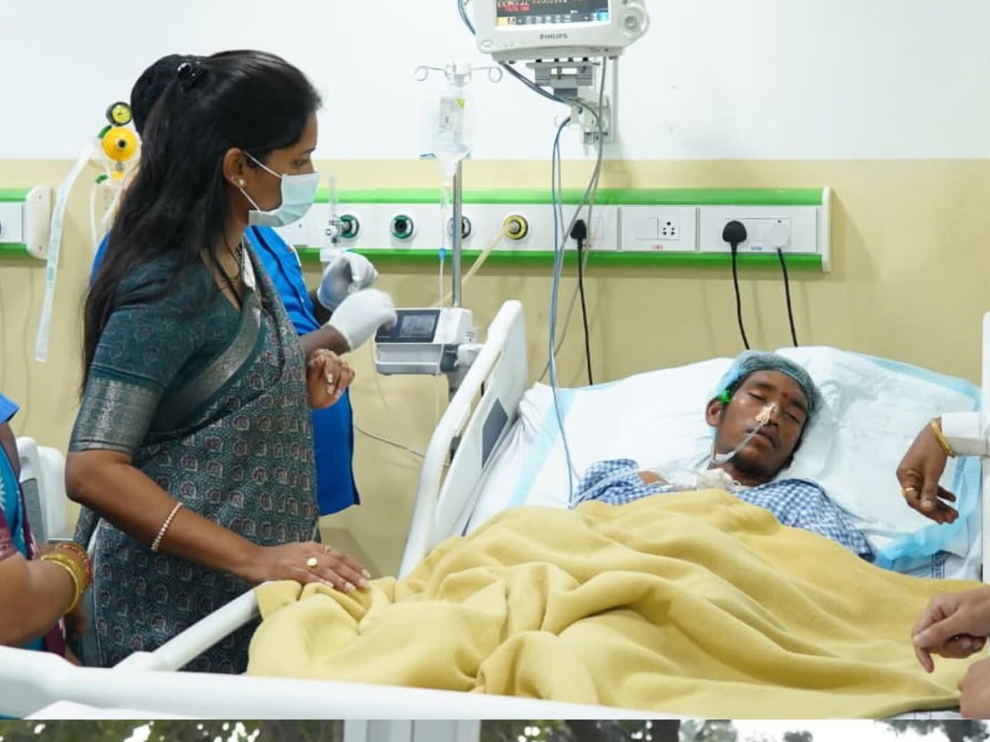 గాయపడిన కూలీలను పరామర్శించిన ఎమ్మెల్యే