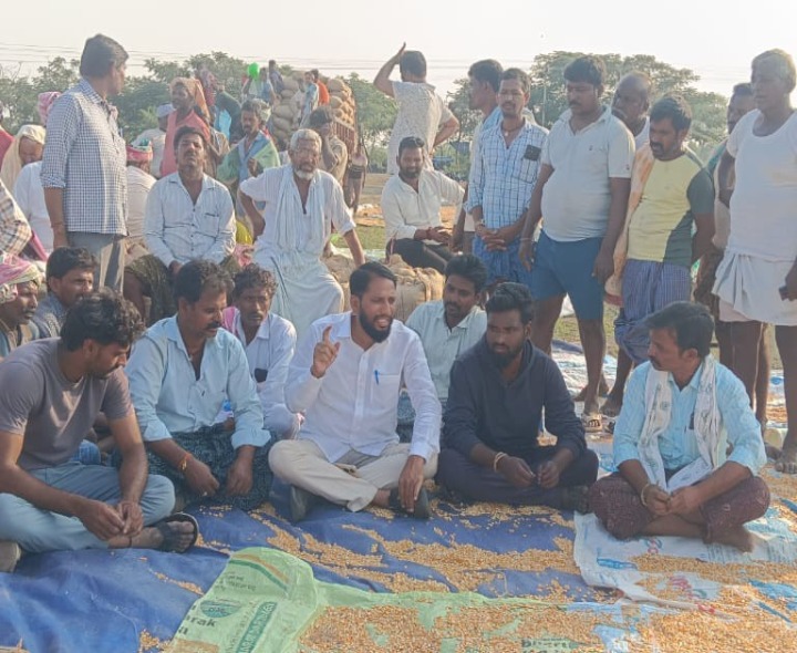 రైతు వేదికల వద్ద బీఆర్‌ఎస్‌వీ ధర్నా