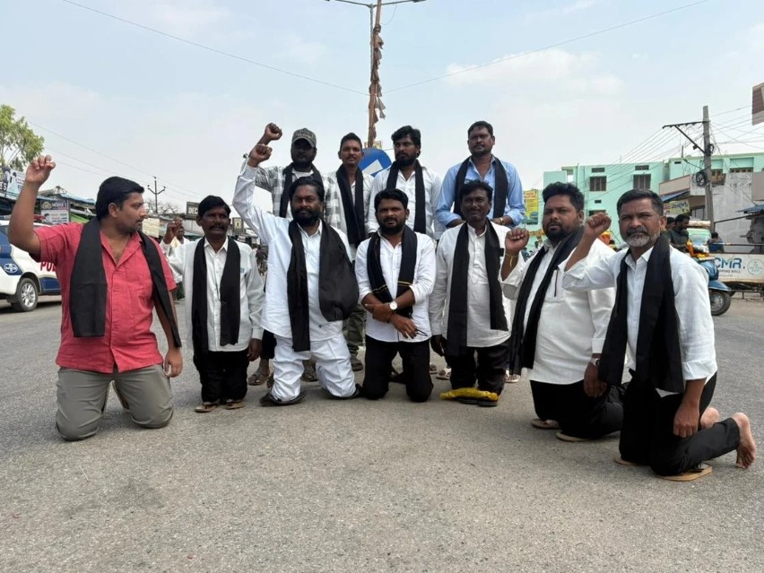 నల్ల కండువాలతో మోకాళ్లపై వినూత్న నిరసన