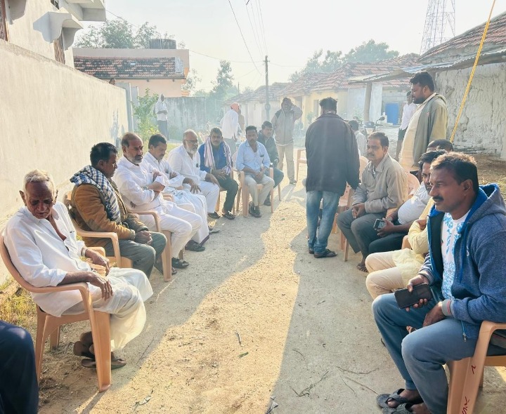 కాంగ్రెస్ నాయకులు పర్మర్శించిన ప్రభుత్వ విప్