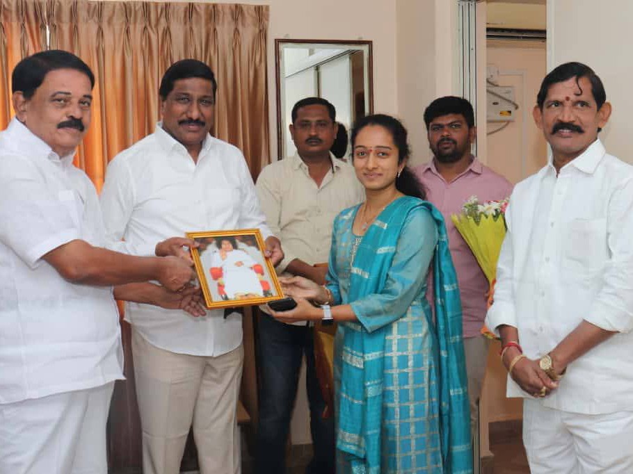 మంత్రి జనార్దన్ రెడ్డికి సాయి చిత్రపటం బహుకరణ