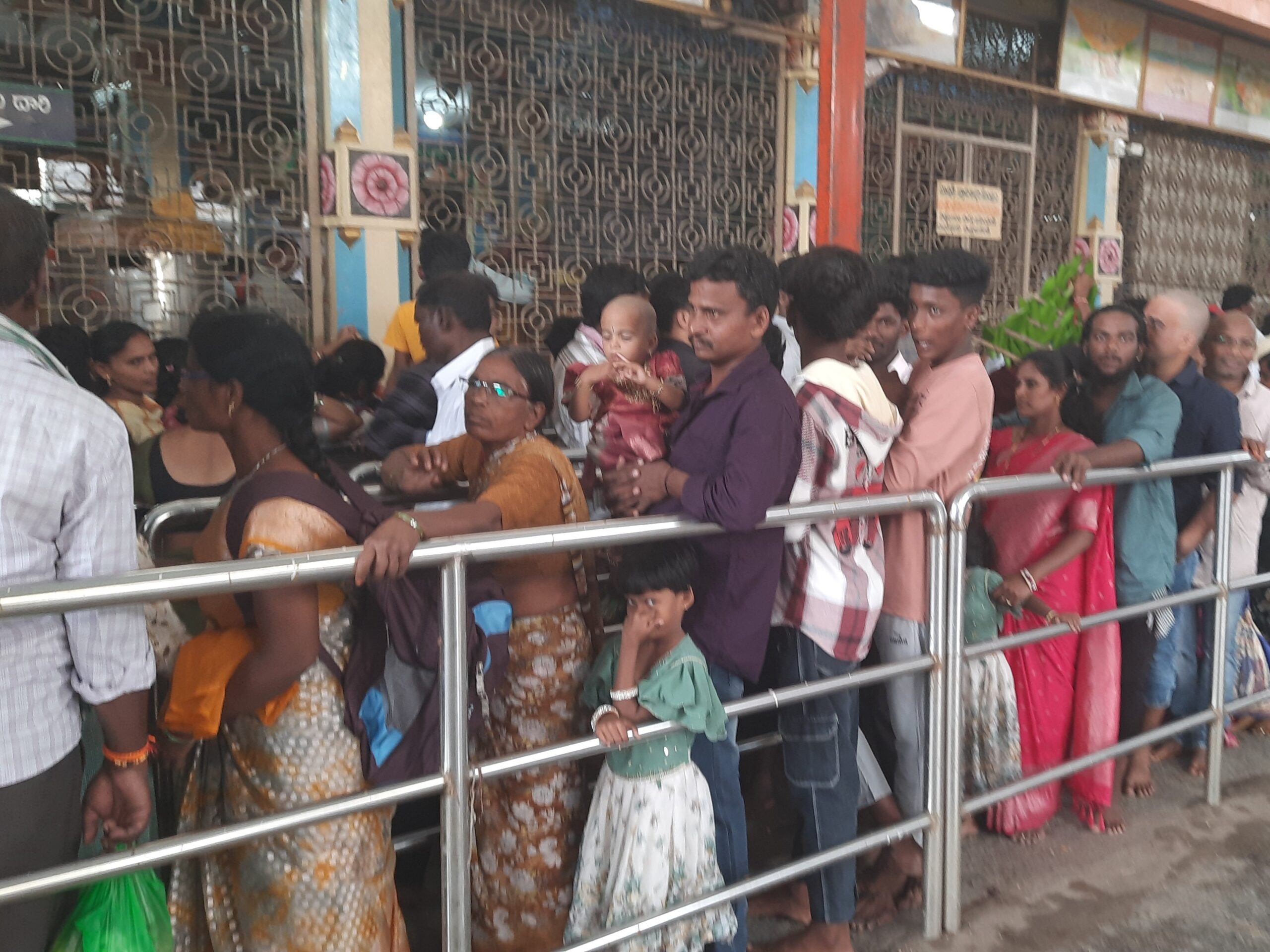 కసాపురం ఆలయానికి పోటెత్తిన భక్తులు