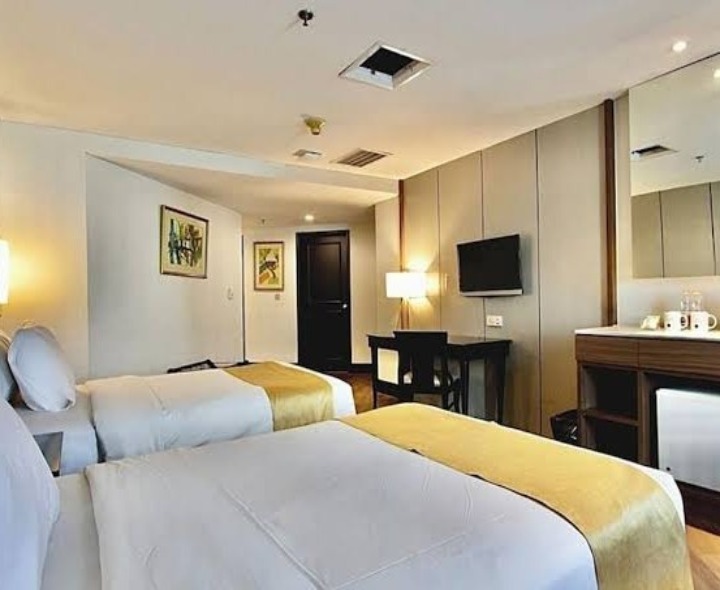 హోటళ్లలో సర్వీస్ టాక్స్ పేరుతో అధిక వసూళ్లు..!