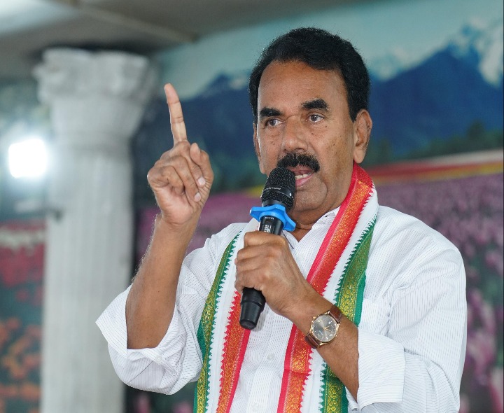 ఇందిరమ్మ చీరల పంపిణీపై నేడు మంత్రి సమీక్ష