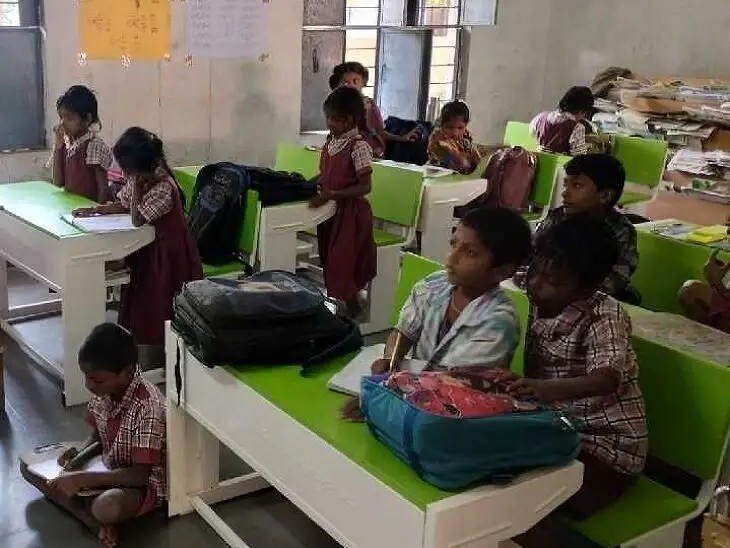 పాఠశాలకు బెంచీలు మంజూరు