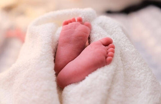 ఘోరం.. పుట్టిన బిడ్డను ముక్కలు చేసి!