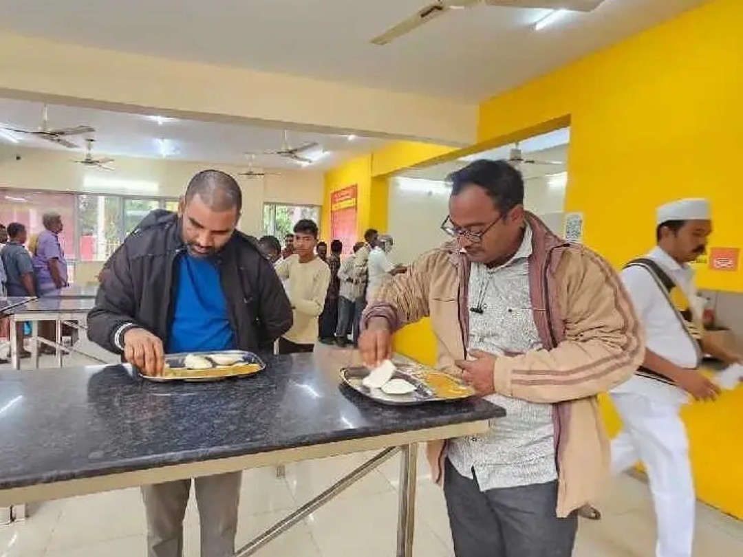 అన్న కాంటీన్‌ను పరిశీలించిన మున్సిపల్ కమిషనర్