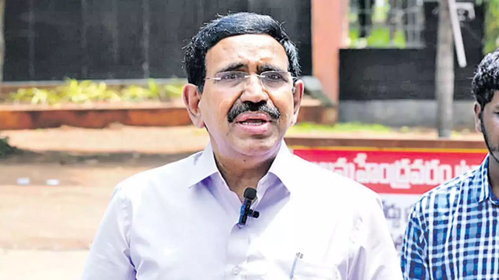 అంగన్వాడీ భవనాలను పరిశీలించిన మంత్రి