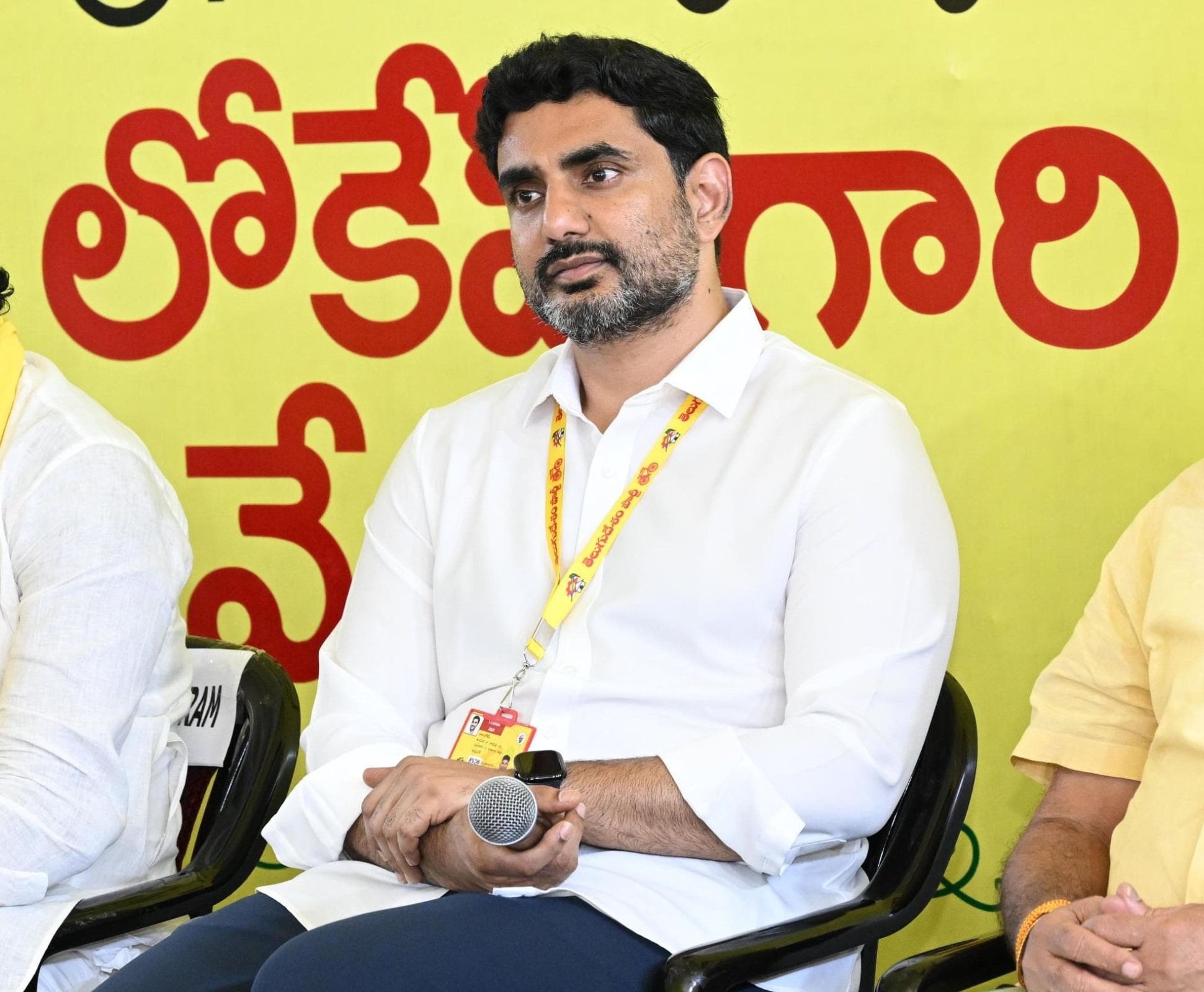 పుస్తకాల్లో ప్రజాప్రతినిధుల ఫొటోలు లేవు: లోకేష్