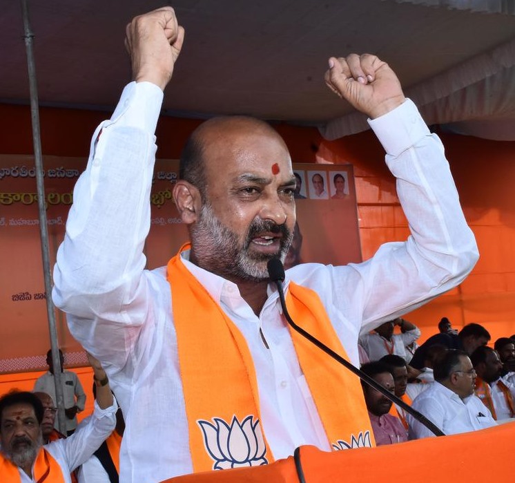 గ్రామాలకు బండి సంజయ్ బంపర్ ఆఫర్