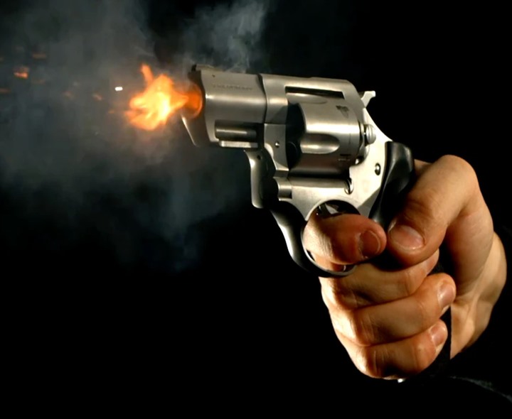 నెల్లూరు జిల్లాలో పోలీసుల కాల్పులు