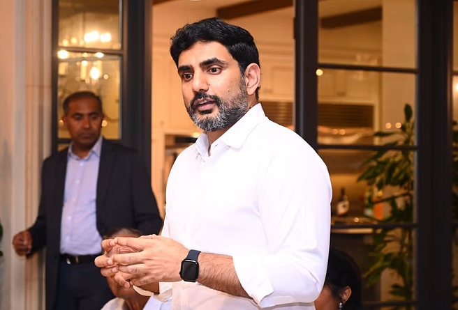 టీచర్ రాంబాబును అభినందించిన మంత్రి లోకేష్