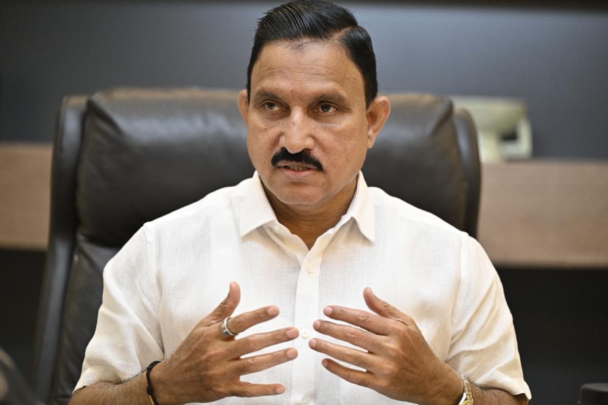 ఎమ్మెల్యే ఆఫీస్ వద్ద భవానీపురం బాధితుల ధర్నా