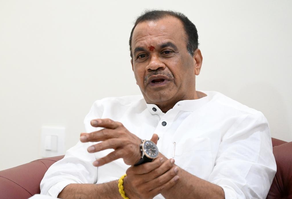 సినిమా వాళ్లు మా దగ్గరకు రావొద్దు: మంత్రి