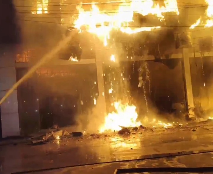 భారీ అగ్నిప్రమాదం.. ఎగసిపడుతున్న మంటలు