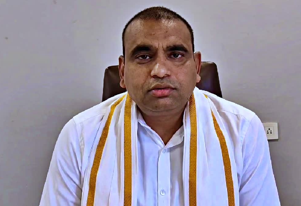 గాంధీ పేరు తొలగింపుపై పార్లమెంట్ ఆవరణలో నిరసన