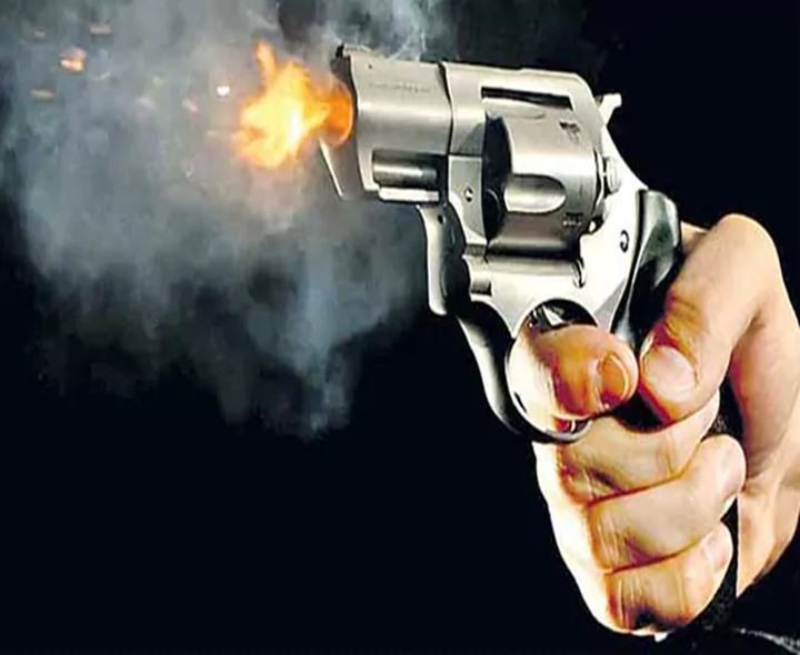 BREAKING: కాల్పులు.. 10 మంది మృతి