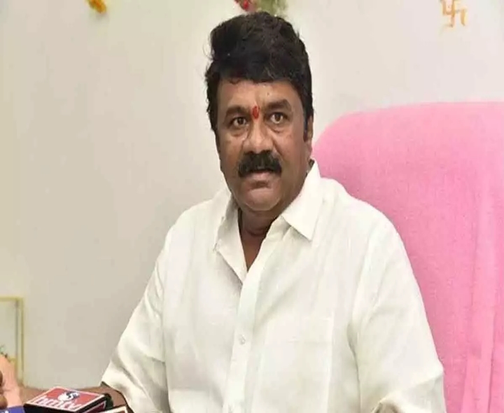 సీఎం హోదాకు తగ్గట్టు నడుచుకోవాలి: తలసాని