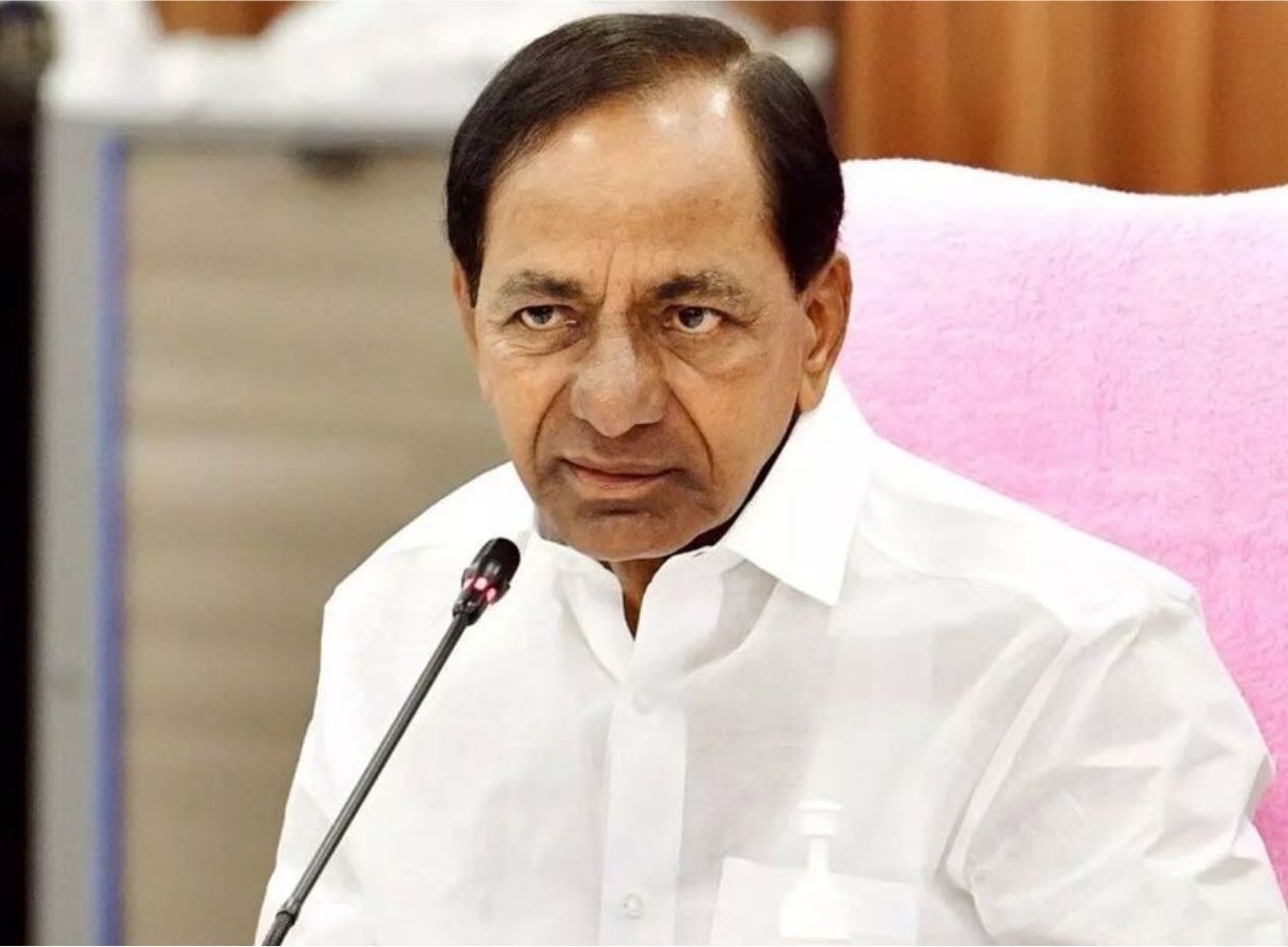 ఎర్రవల్లి ఫామ్ హౌస్‌కు చేరుకున్న కేసీఆర్