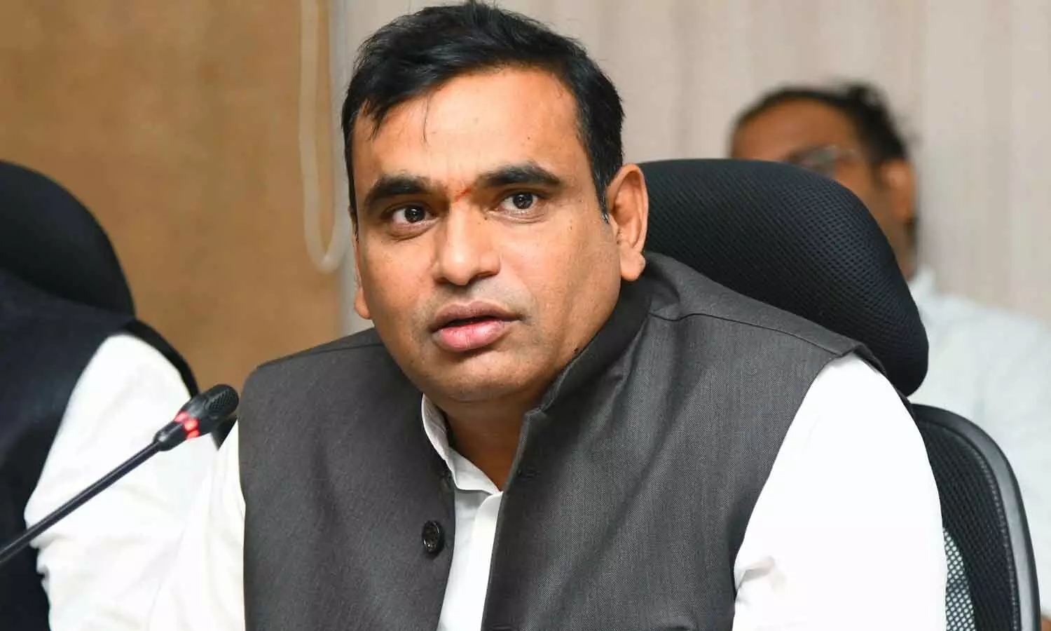 సెంటిమెంట్‌తో అధికారంలోకి రావాలని చూస్తున్నారు: ఎంపీ