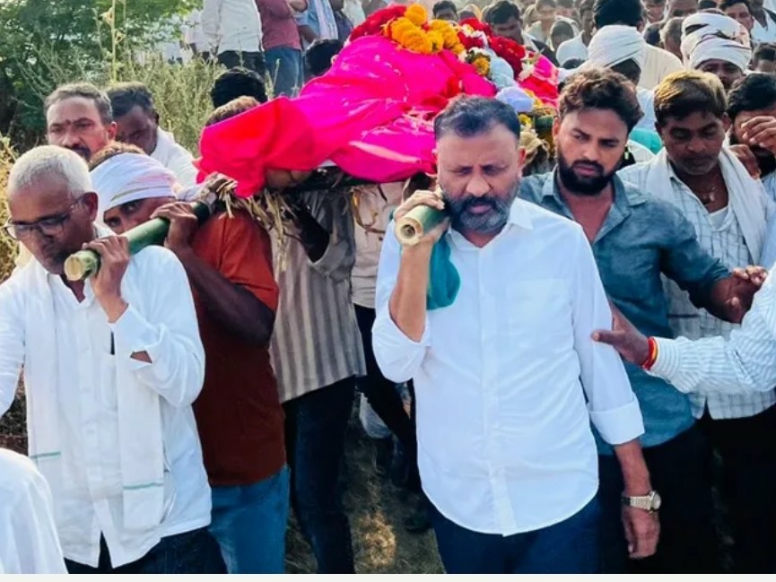 ఉప సర్పంచ్ పాడే మోసిన ఎమ్మెల్యే తోట