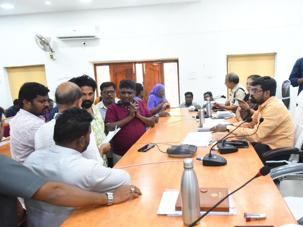 ప్రజల సమస్యలను త్వరితగతిన పరిష్కరించాలి: కలెక్టర్