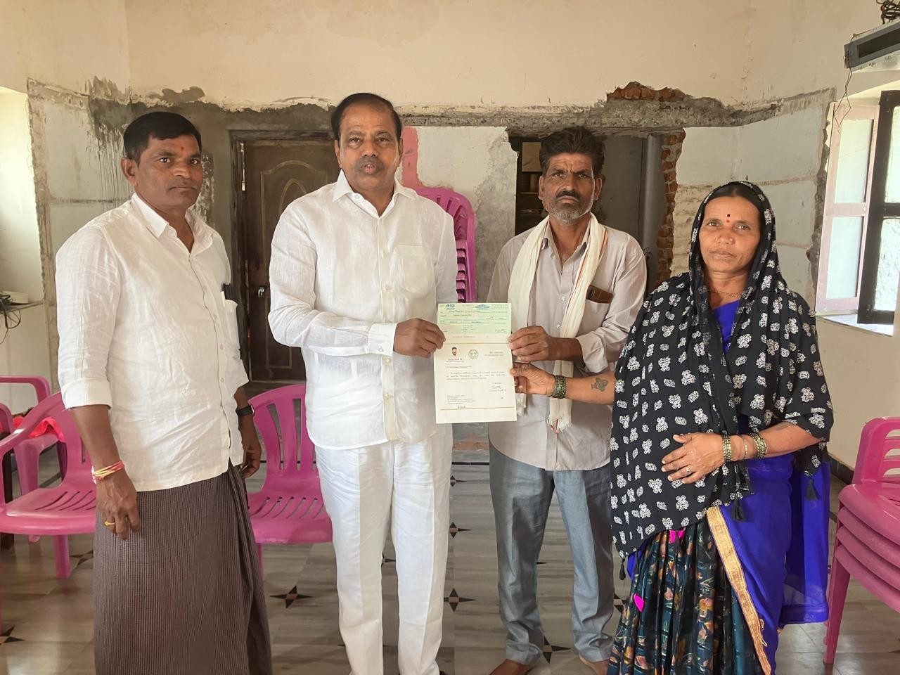 లబ్ధిదారులకు చెక్కులు పంపిణీ చేసిన మాజీ ఎమ్మెల్యే