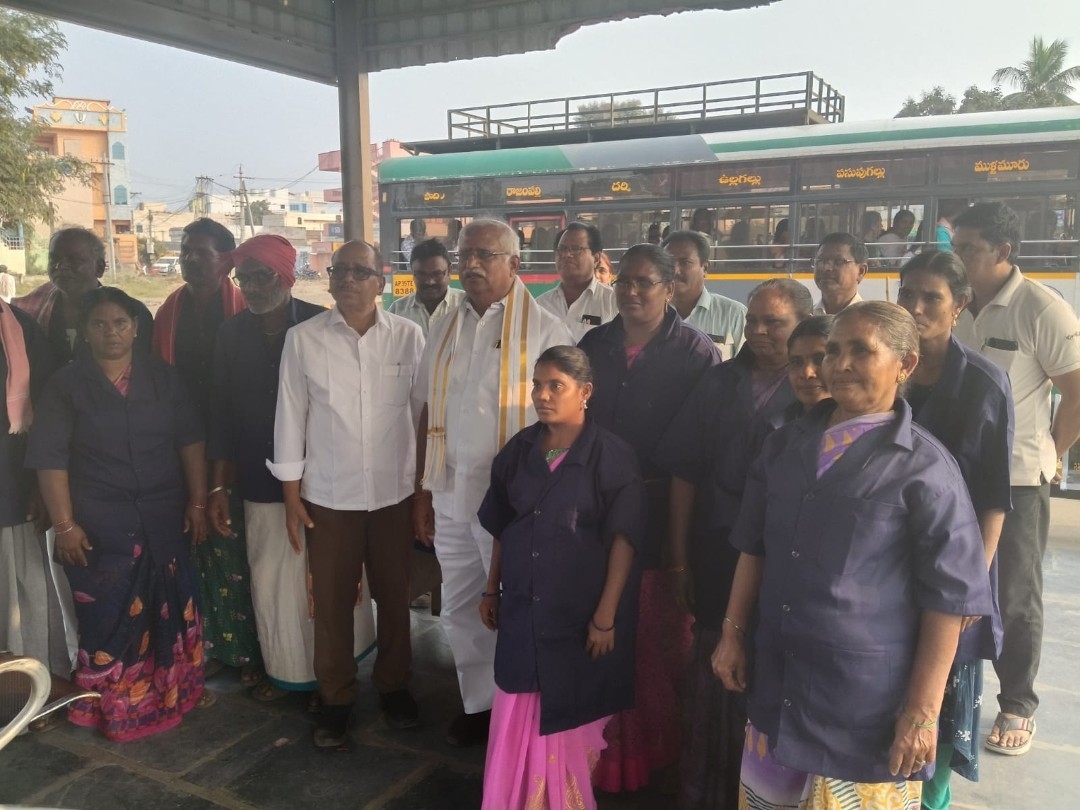 ఆర్టీసీ కార్మికులకు చలి కోట్ల పంపిణీ చేసిన ఛైర్మన్