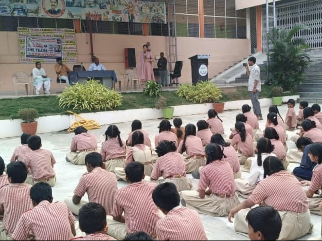 మహిళలను వేధిస్తే తాటతీస్తాం: ఎస్సై