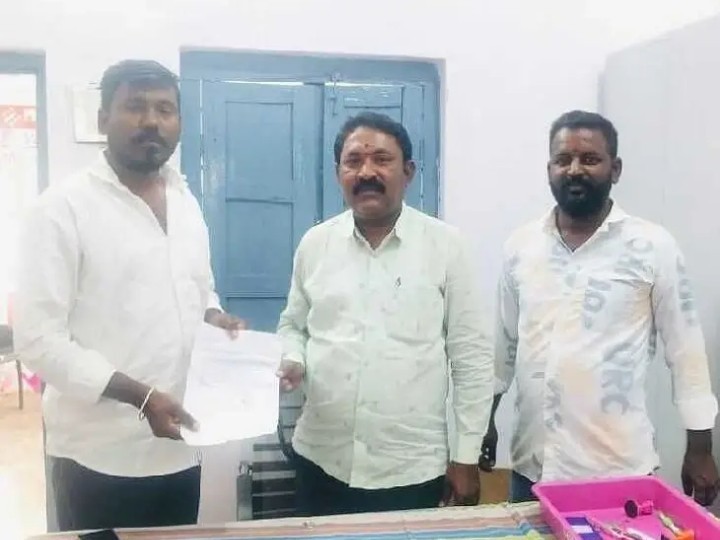 రోడ్డు కాంట్రాక్టర్‌పై వార్డు సభ్యుడు ఫిర్యాదు