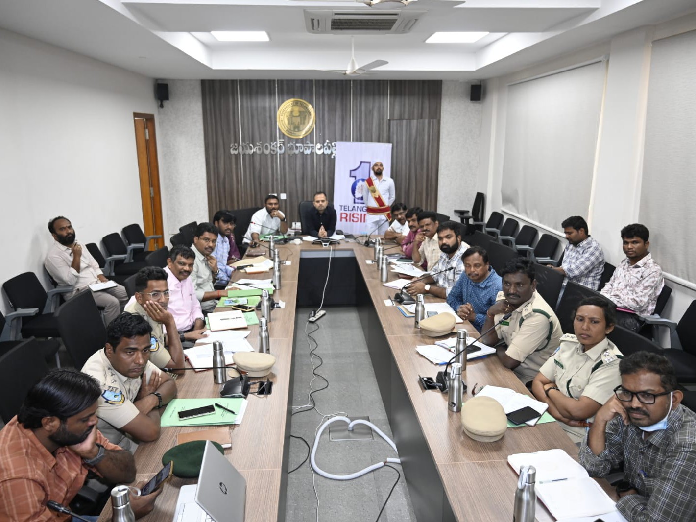 ఇందిరమ్మ ఇళ్ల నిర్మాణంలో వేగం పెంచండి: కలెక్టర్