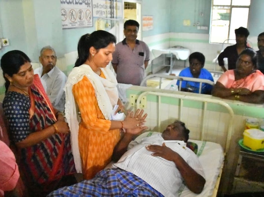 టీడీపీ కార్యకర్తలపై దాడి హేయం: ఎమ్మెల్యే శ్రావణి