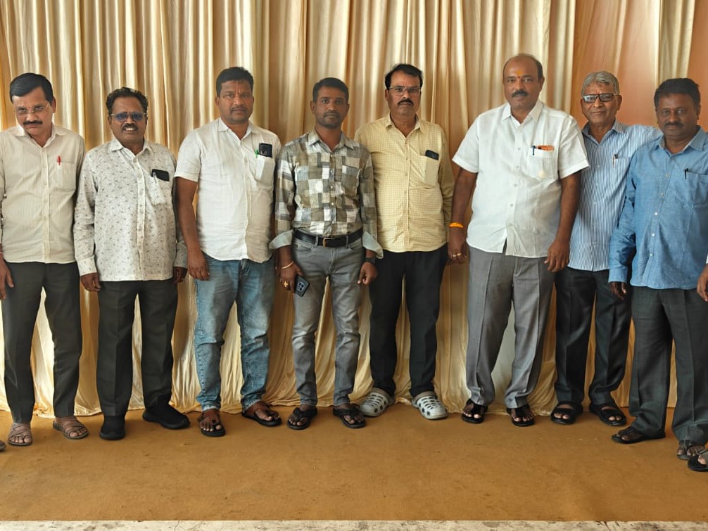 జర్నలిస్టును అభినందించిన సహచరులు