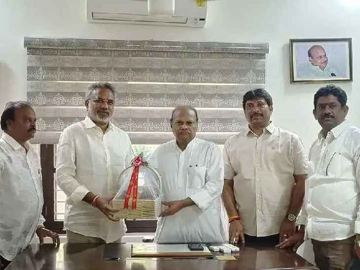 మాజీ మంత్రిని కలిసిన ఎమ్మెల్యే