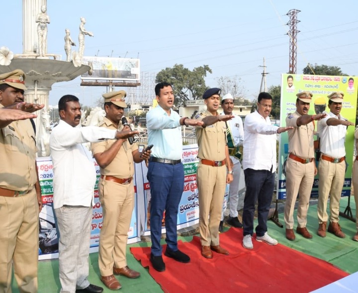 రోడ్డు భద్రత నియమాలు కచ్చితంగా పాటించాలి: కలెక్టర్